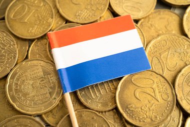 Finans bankacılığı işi için para arka planında Hollanda bayrağı.