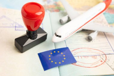 Turizm belgesinin onaylı olduğu ülke pasaportu ülkedeki havaalanındaki göçmenlik bürosuna gönderildi..