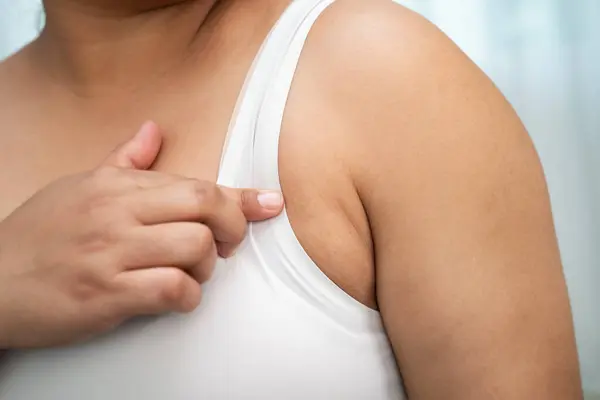 Asyalı, kilolu, kilolu kadın, koltukaltını göster..