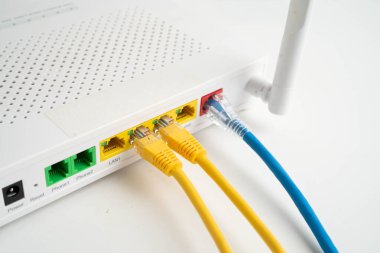 İnternet servis sağlayıcısına bağlı ethernet kablosu.