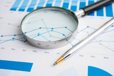 Veri iş grafikleri kağıdında büyüteç.