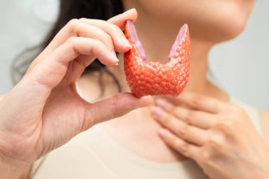 Hipertiroidizm, aşırı aktif tiroid, tiroid lenfoma, tiroid bezi insan anatomisi olan Asyalı kadın..