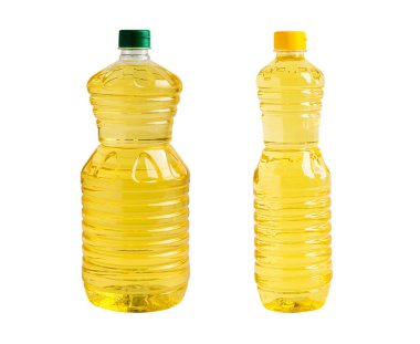 Plastik şişedeki sebze yağı beyaz arka planda izole edilmiş..