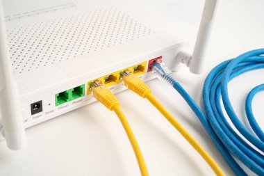 İnternet servis sağlayıcısına bağlı ethernet kablosu.