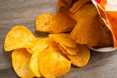 Patates cipsi, leziz BBQ baharatlı Crips, ince dilimlenmiş kızarmış abur cubur fast food.