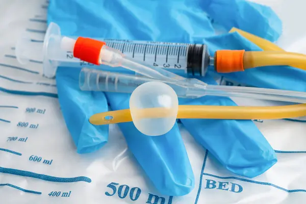 Foley kateteri ve idrar boşaltma torbası sakatlık veya hastanede yatan hasta için idrar topluyor..