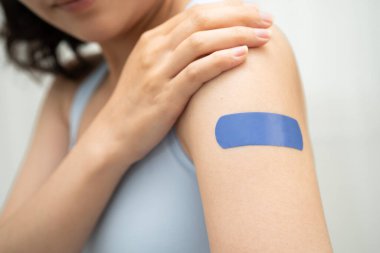 HPV, insan papillomavirus, mavi bandajlı aşı olan Asyalı genç kadın..