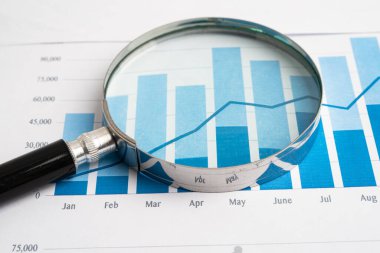 Veri iş grafikleri kağıdında büyüteç.