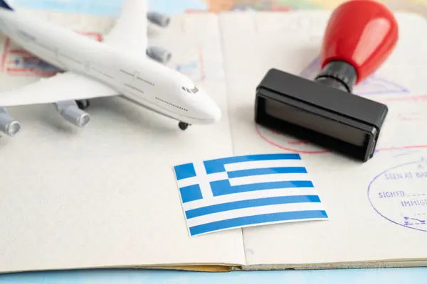 Yunanistan pasaportu ve onaylı turizm belgesi, ülkedeki havaalanındaki göçmenlik bürosuna gönderilecek..