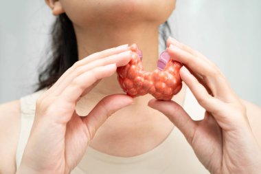 Hipertiroidizm, aşırı aktif tiroid, tiroid lenfoma, tiroid bezi insan anatomisi olan Asyalı kadın..