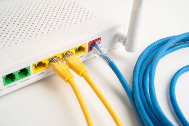 İnternet servis sağlayıcısına bağlı ethernet kablosu.