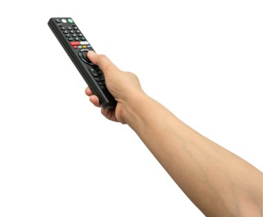 Asyalı kadın, televizyondaki uzaktan kumanda tuşuna basmak için sol elin parmağını kullanıyor. Beyaz arkaplanda kırpma yolu ile izole edilmiş..