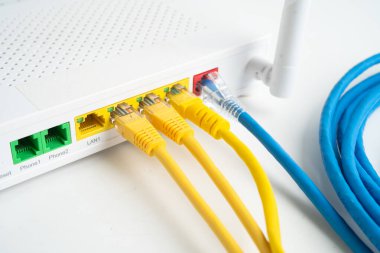 İnternet servis sağlayıcısına bağlı ethernet kablosu.