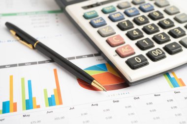 Veri iş grafikleri kağıdında kalemle hesap makinesi.