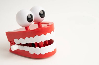 Diş sağlığı için takma dişli komik kırmızı dişler..