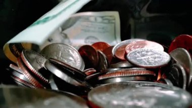 Yakın plan çekimde birkaç farklı banknot görülüyor.