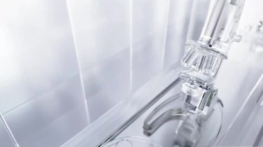  Şeffaf baloncuklardaki esans damlaları damlatan tüpten düşer ve deri tabakasını aşamalı olarak aşamalı olarak daha iyi bir cilt için deler. 3D makyaj reklamı, sivilceleri iyileştirme, esnekliği artırma