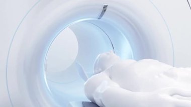 Klinikteki bir hastanın MRI taraması. Erkek bir hasta MRI makinesinde yatıyor. İnsan vücudu çalışmasında manyetik rezonans görüntüleme. Tıptaki modern teknoloji.