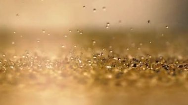  Bir fırt Girdap Yağı Sıvısı, Dökme ve Kesme Yağı yavaş çekimde. Dalgalanan Altın Sıvının Yavaş Çekimi.