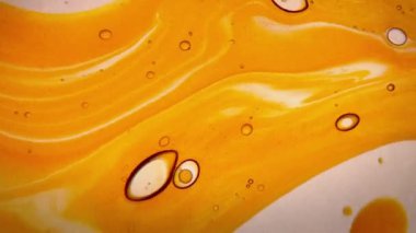 Altın serum sıvı kabarcıkları. Lüks güzellik kozmetik makro 3 boyutlu soyut arka plan. Biyolojik nemlendirici esans jeli ya da yağ damlası. Kolajen sıvısı molekülü. Cilt kaldırma için nemlendirici peptit yüz kremi