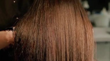 Güzel saçlarını gösteren bir kadın