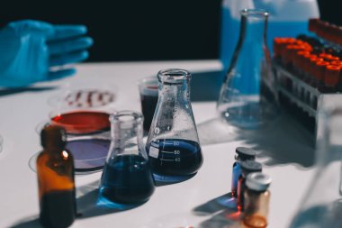 Klinik laboratuvarında çalışan araştırmacılar.