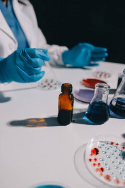 Klinik laboratuvarında çalışan araştırmacılar.