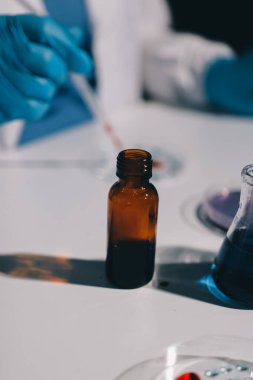 Klinik laboratuvarında çalışan araştırmacılar.