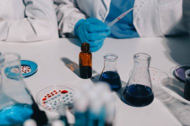 Klinik laboratuvarında çalışan araştırmacılar.