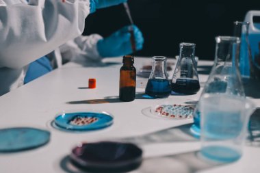 Klinik laboratuvarında çalışan araştırmacılar.