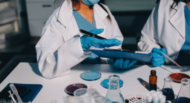 Klinik laboratuvarında çalışan araştırmacılar.