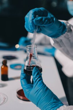 Klinik laboratuvarında çalışan araştırmacılar.