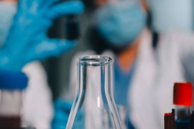 Klinik laboratuvarında çalışan araştırmacılar.