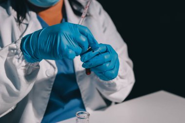 Klinik laboratuvarında çalışan araştırmacılar.