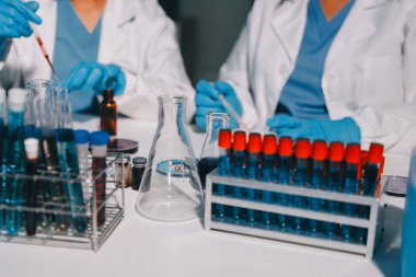 Klinik laboratuvarında çalışan araştırmacılar.