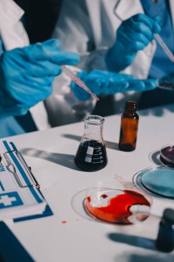 Klinik laboratuvarında çalışan araştırmacılar.