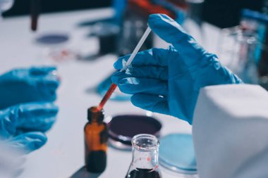 Klinik laboratuvarında çalışan araştırmacılar.