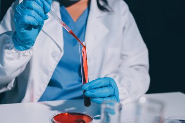 Klinik laboratuvarında çalışan araştırmacılar.