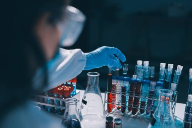 Klinik laboratuvarında çalışan araştırmacılar.