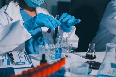 Klinik laboratuvarında çalışan araştırmacılar.