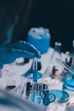 Klinik laboratuvarında çalışan araştırmacılar.