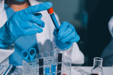 Klinik laboratuvarında çalışan araştırmacılar.