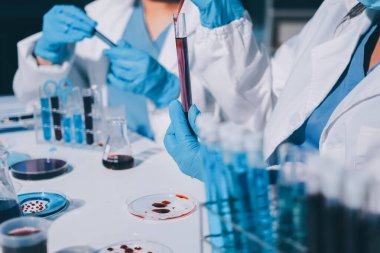Klinik laboratuvarında çalışan araştırmacılar.