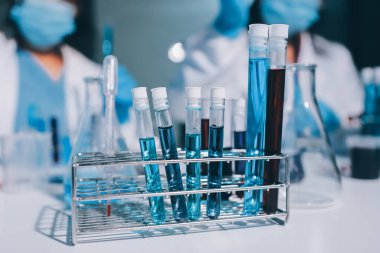 Klinik laboratuvarında çalışan araştırmacılar.