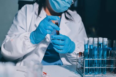 Klinik laboratuvarında çalışan araştırmacılar.