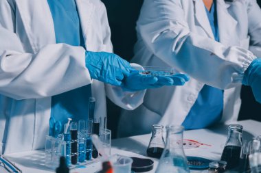 Klinik laboratuvarında çalışan araştırmacılar.