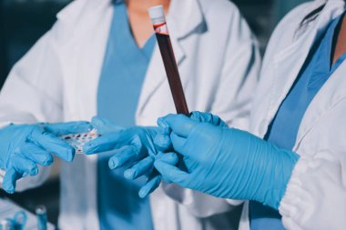 Klinik laboratuvarında çalışan araştırmacılar.