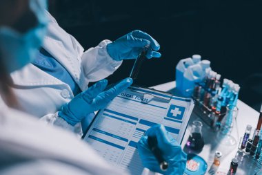 Klinik laboratuvarında çalışan araştırmacılar.