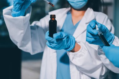 Klinik laboratuvarında çalışan araştırmacılar.