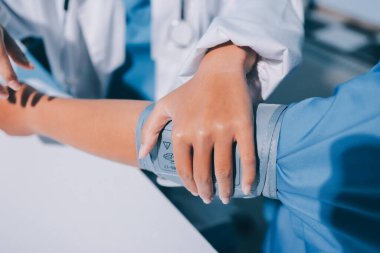 Steteskopla sfenometre kullanan bir doktor hastanede kan basıncını ölçüyor..